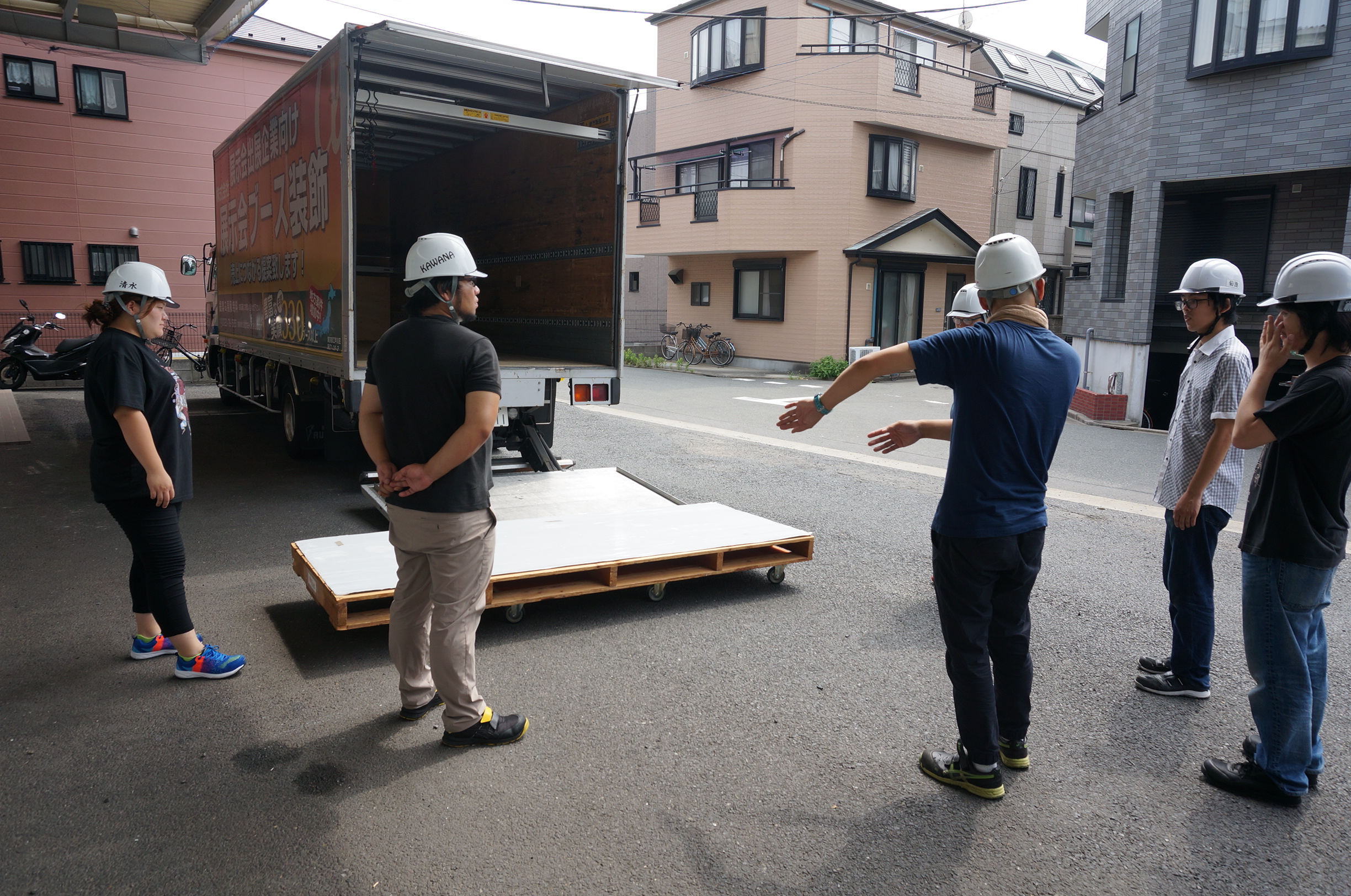 パワーゲートに台車を乗せます